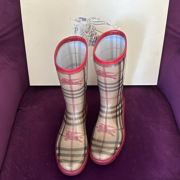 Authentic Burberry boots - Picture 3 of 11